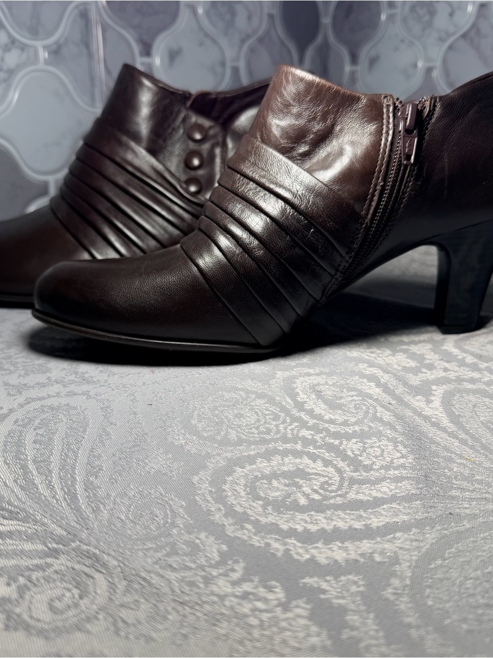 Nurture Vyctoria Dark Brown Leather Ruched Ankle Boots Womens 9.5M Zip 2.5" Heel